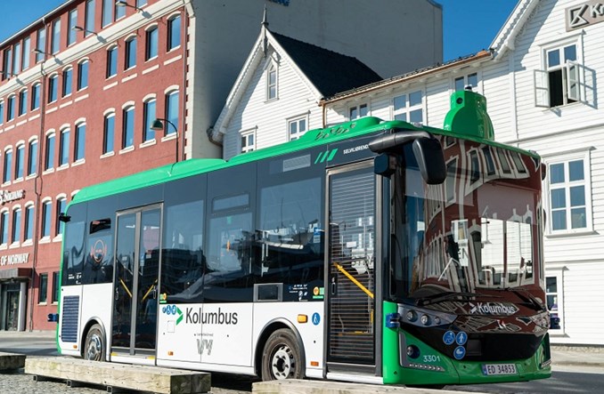 Autonomiczny autobus od Karsana wozi pasażerów w Stavanger w Norwegii Autonomiczny autobus od Karsana wozi pasażerów w Stavanger w Norwegii