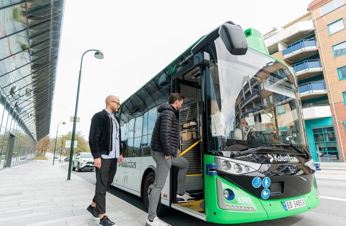 Autonomiczny autobus od Karsana wozi pasażerów w Stavanger w Norwegii