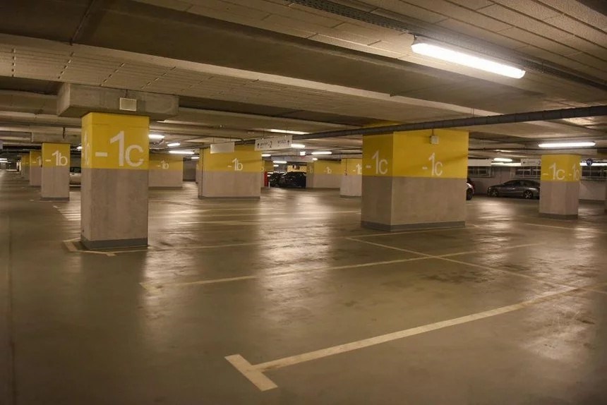 Łódź: Płatny parking na Dworcu Fabrycznym stał się prawdziwym Park and Ride