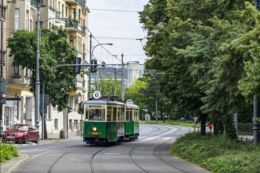 Historyczne tramwaje i autobusy wracają na poznańskie ulice!