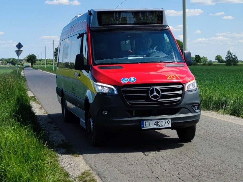 ŁKA: Nowe mercedesy wyruszyły na nową linię dowozową