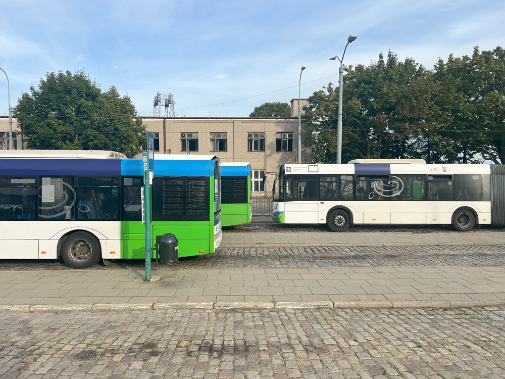 Wykluczenie komunikacyjne kontra brak kierowców. Resort obniża minimalny wiek