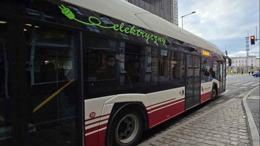 Man zainteresowany opolskim przetargiem na elektryki