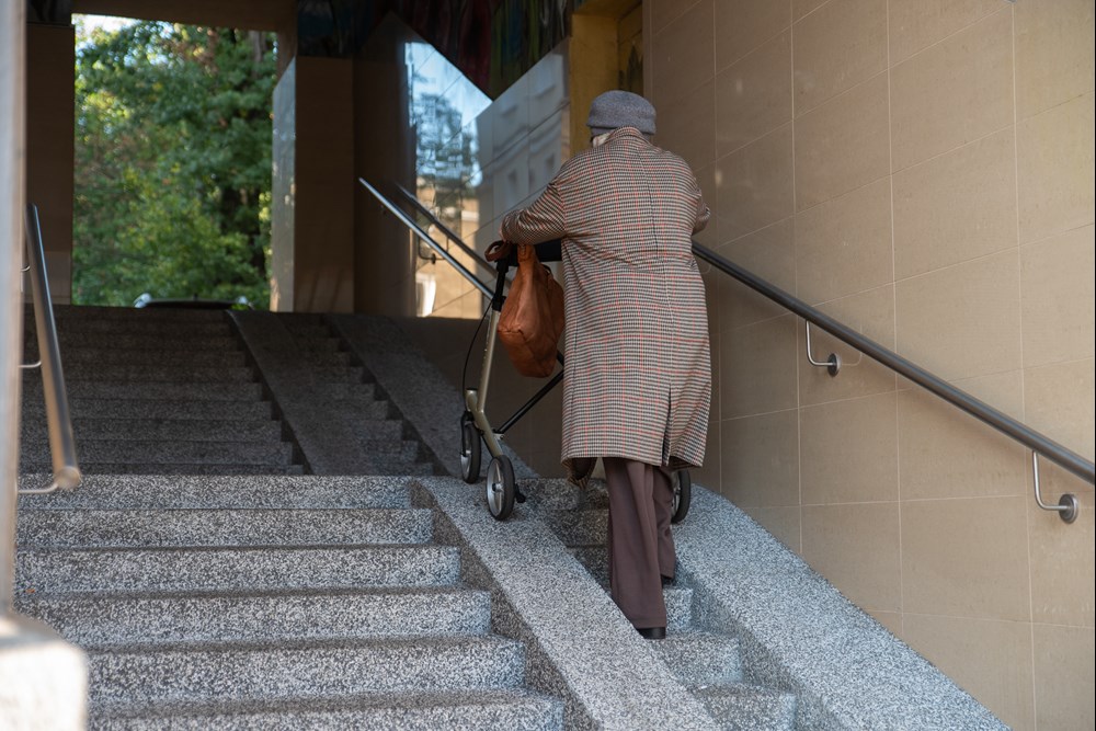Test empatii miasta: seniorzy na pieszym audycie stolicy