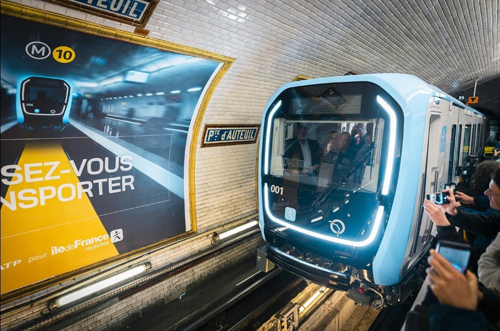 Paryż: Nowe pociągi metra wyjechały na trasę
