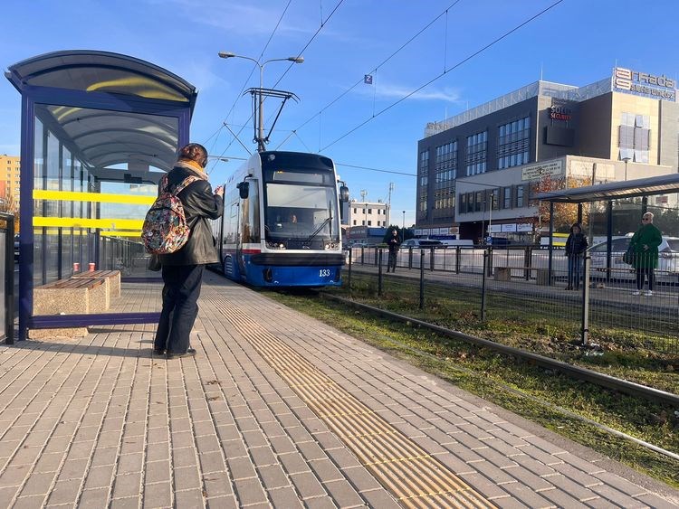Bydgoszcz rozbudowuje bezpieczne przystanki tramwajowe