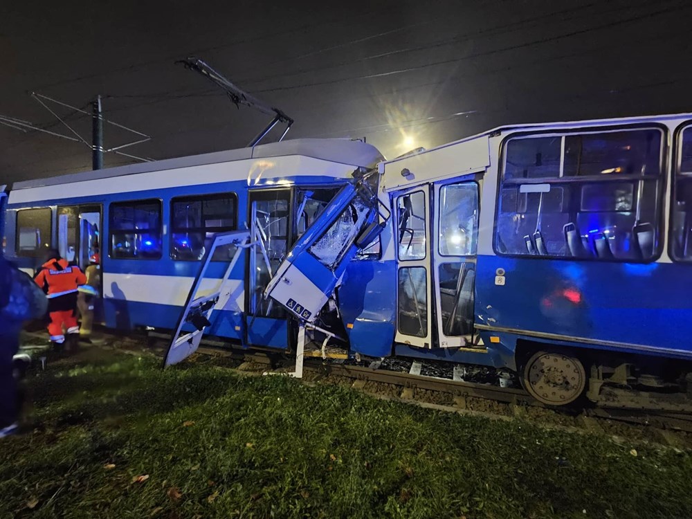 Kraków. Zderzenie tramwajów na Bieńczyckiej. Są poszkodowani, w tym motorniczy