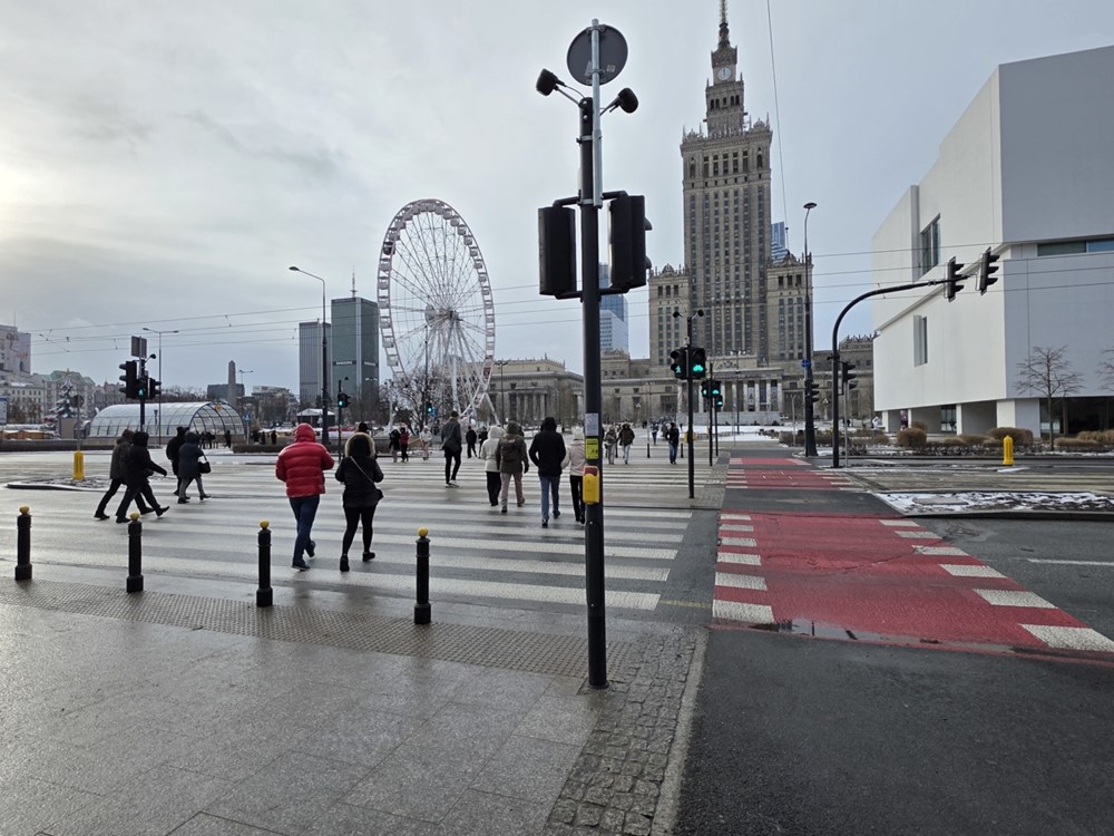 Warszawa: Nowa zebra na Marszałkowskiej - cztery razy więcej pieszych niż aut