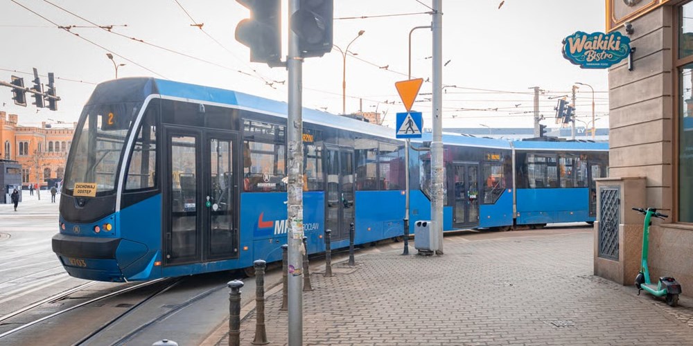 Wrocław. Tramwaje na objeździe przy Dworcu Głównym, zaczęło się od wykolejenia