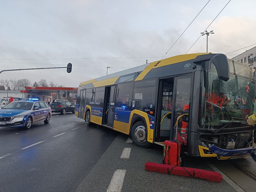 Pabianice. Zderzenie autobusu z tramwajem, ranny kierowca