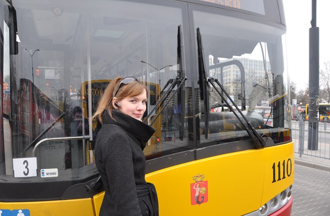 Dziewczyna za kółkiem autobusu