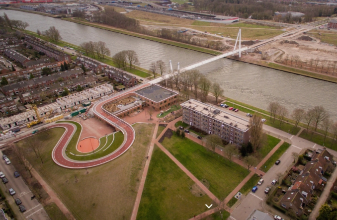Utrecht. Droga rowerowa na dachu szkoły Utrecht. Droga rowerowa na dachu szkoły