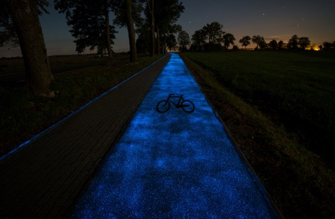 Otwarto pierwszą w Polsce świecącą drogę rowerową