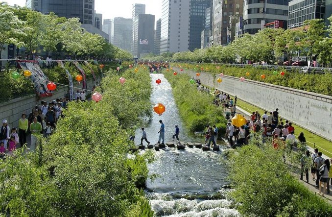 Jak w środku Seulu zbudowano rzekę